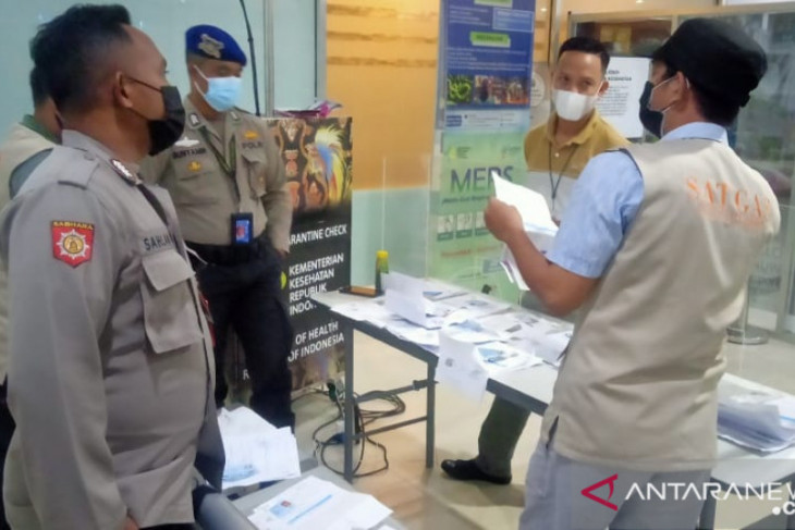 37 penumpang tiba Bandara kota Sorong tanpa dokumen perjalanan lengkap - Vimarsana News