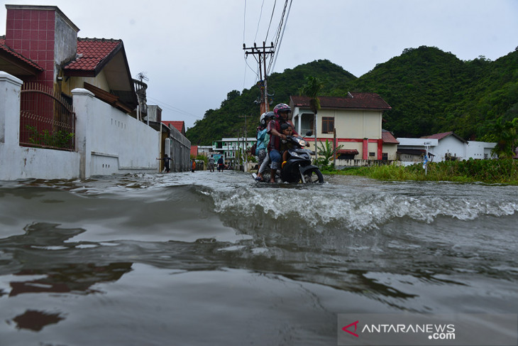 PERINGATAN POTENSI CURAH HUJAN TINGGI BERDAMPAK BANJIR