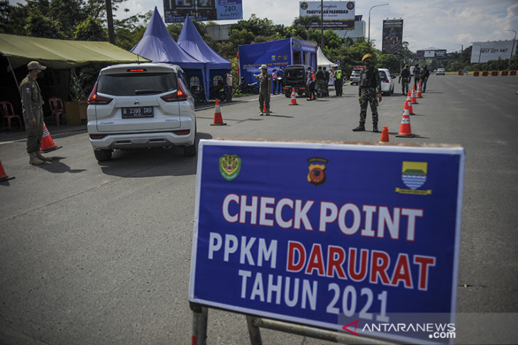 Penyekatan kendaraan di gerbang tol Pasteur 