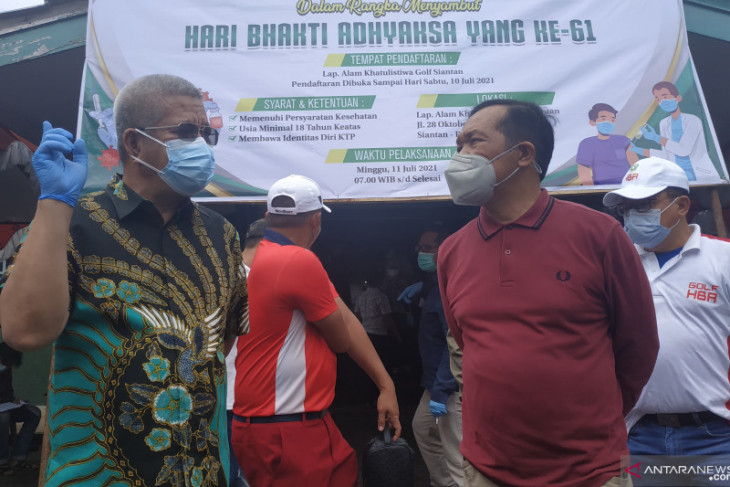 Kejati Kalbar laksanakan vaksinasi massal sekaligus membagikan sembako