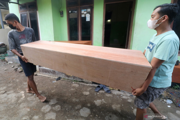 Permintaan Peti Mati Rumah Sakit di Kediri