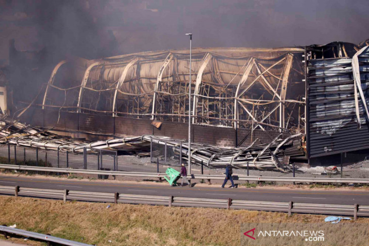 Gedung terbakar di Afrika Selatan, ibu lempar bayi ke tempat aman
