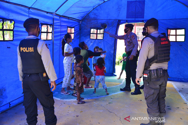 BANJIR SURUT PENGUNGSI MULAI TINGGALKAN GEDUNG SEKOLAH