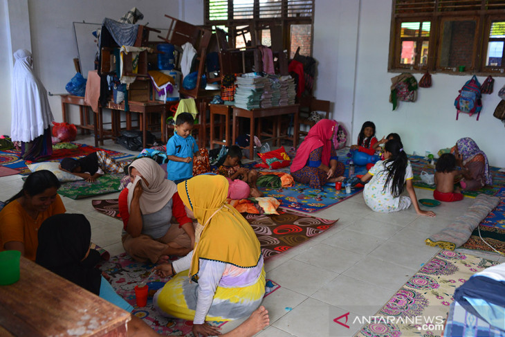 BANJIR SURUT PENGUNGSI MULAI TINGGALKAN GEDUNG SEKOLAH