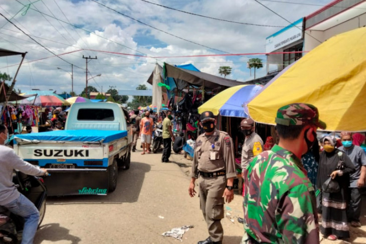 Petugas gabungan gelar operasi yustisi di Pasar Muara Uya