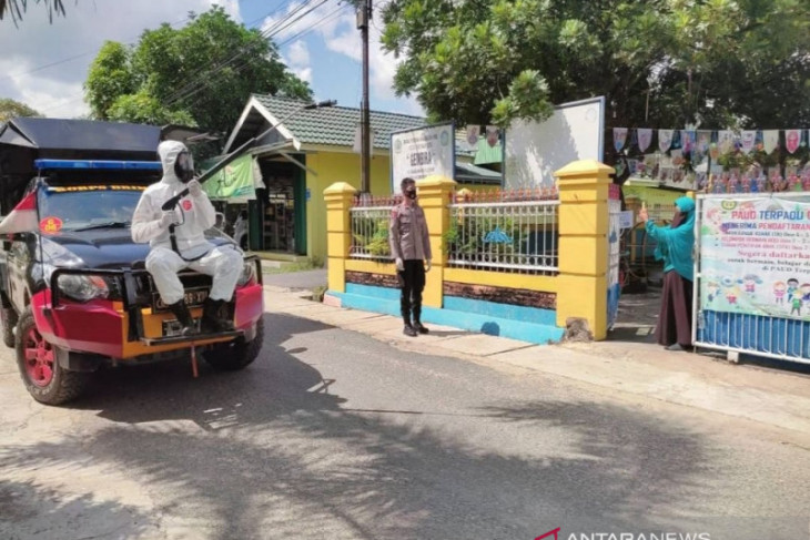 Cegah virus corona, Babinsa lakukan penyemprotan fasilitas umum di Simeulue