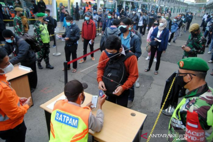 Hari pertama diberlakukan syarat STRP, pengguna KRL antri di Stasiun Bogor