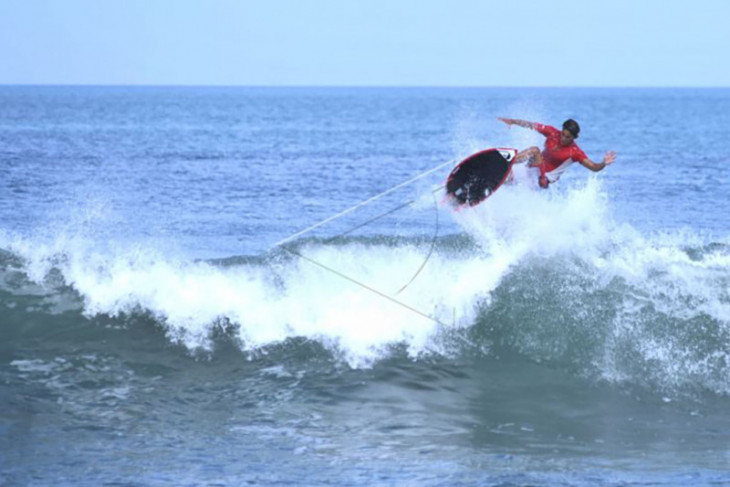Atlet surfing latihan di Pantai Legian jelang Olimpiade Tokyo