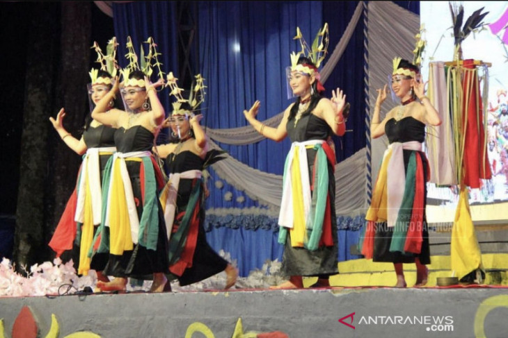 Sanggar Wadian Tambai Meriahkan Festival Budaya Saijaan Di Kotabaru Antara News Kalimantan Selatan