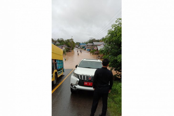 Banjir di empat kecamatan akses jalan nasional di Kapuas Hulu terputus