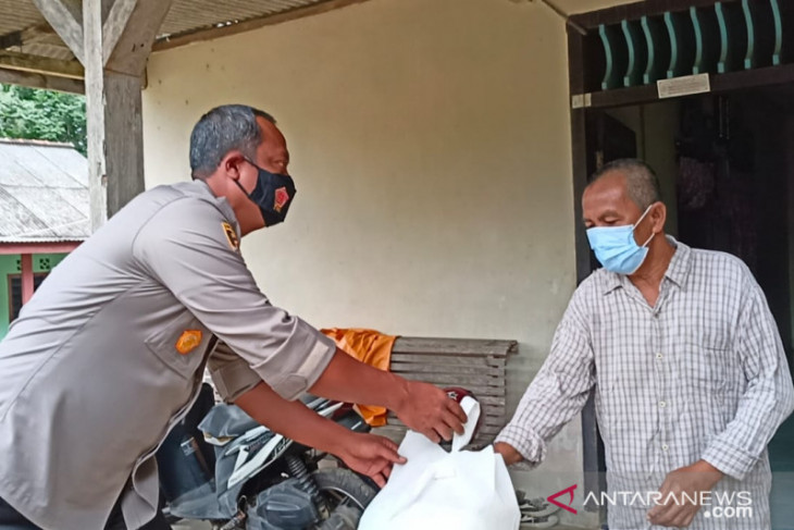 Polisi Bangka Barat menyalurkan bantuan sembako warga terdampak pandemi