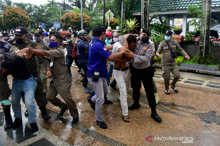FOTO - Detik-detik saat demo kritisi PPKM Mikro di Ambon dibubarkan aparat karena tidak ada izin