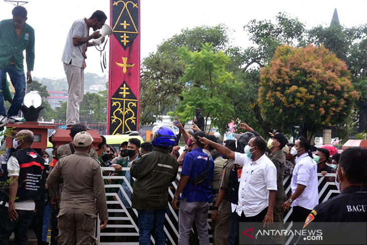 FOTO - Detik-detik saat demo kritisi PPKM Mikro di Ambon dibubarkan aparat karena tidak ada izin