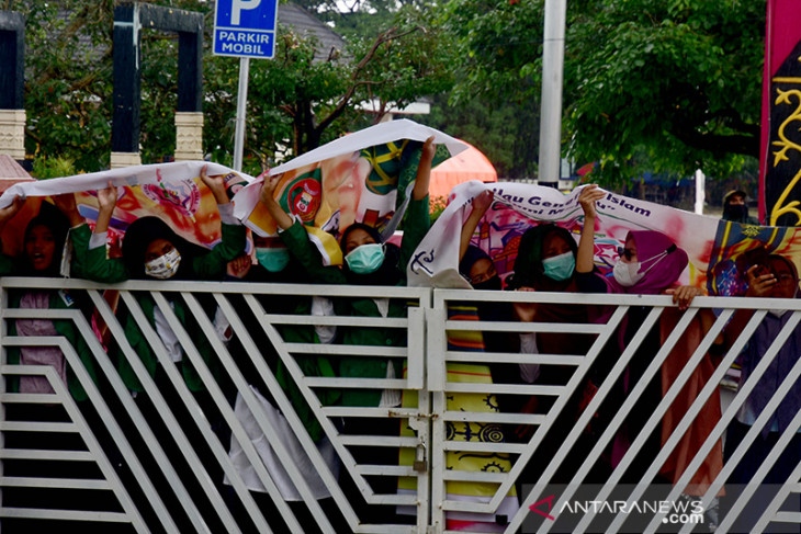 FOTO - Detik-detik saat demo kritisi PPKM Mikro di Ambon dibubarkan aparat karena tidak ada izin