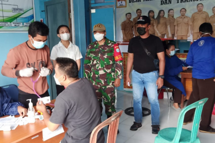 Ratusan warga Desa Tapang Pulau sambut serbuan vaksinasi TNI