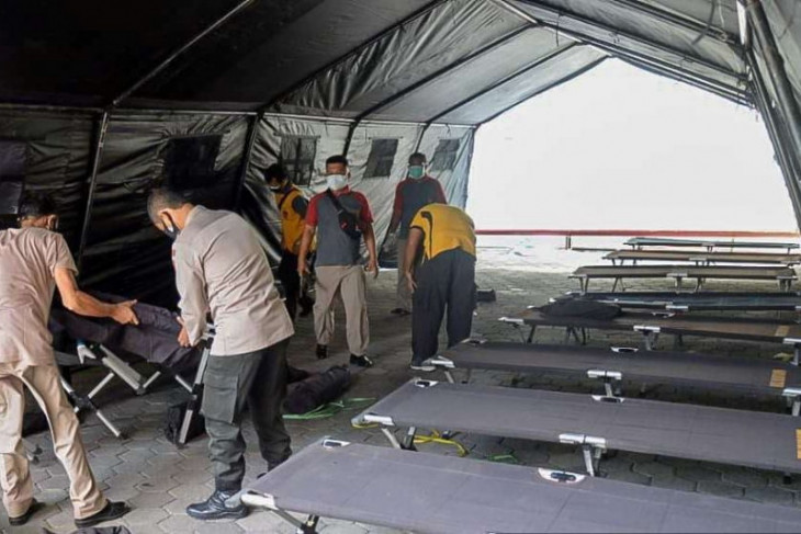 Polres Madiun Kota sediakan tenda untuk keluarga pasien COVID-19 di RS Soedono