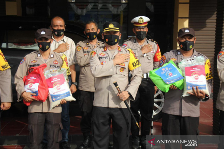 TNI-Polri salurkan ratusan paket sembako untuk masyarakat Tapin