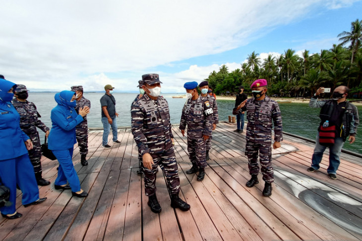 TNI AL vaksinasi warga pulau Soop yang kesulitan transportasi menuju Kota Sorong