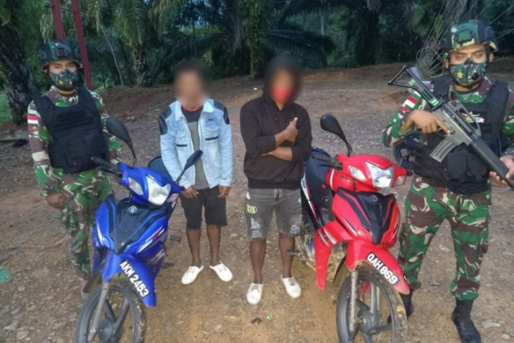 Satgas Pamtas tangkap pengendara kendaraan roda dua ilegal asal Malaysia