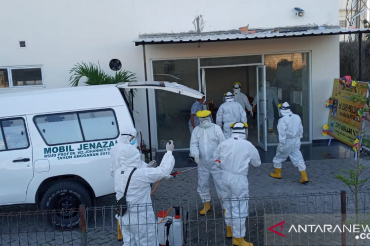 Bupati Yentji meninggal setelah isolasi COVID-19 di rumah sakit Kupang dimakamkan di Lembata