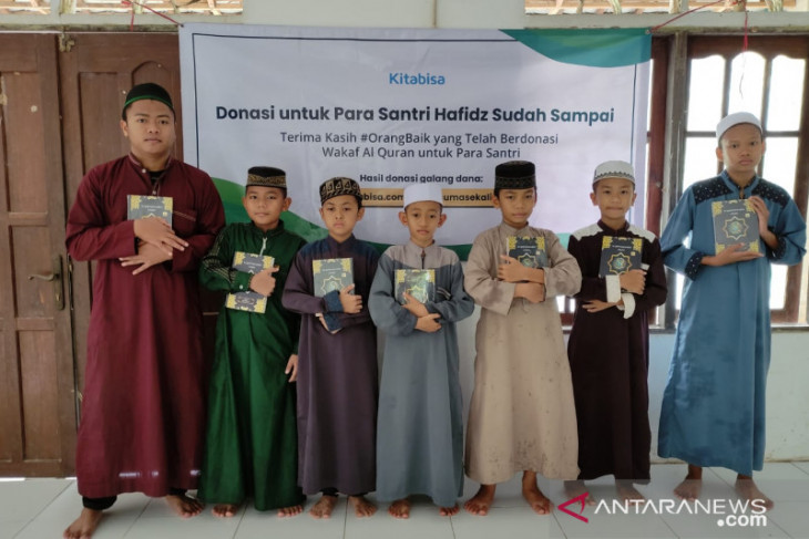 Ribuan al-qur'an dibagikan kepada para santri di pelosok Kabupaten HST