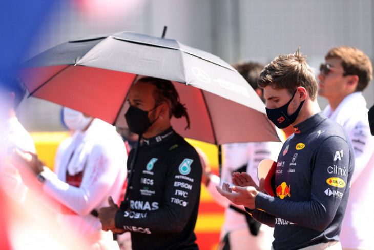 Bos Mercedes bela Lewis Hamilton dalam tabrakan kontroversial di Silverstone