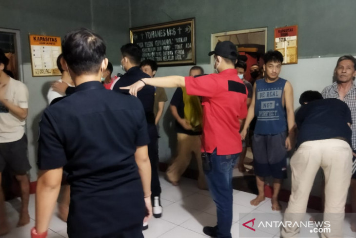 Petugas Lapas Kota Bekasi gelar razia rutin kamar tahanan