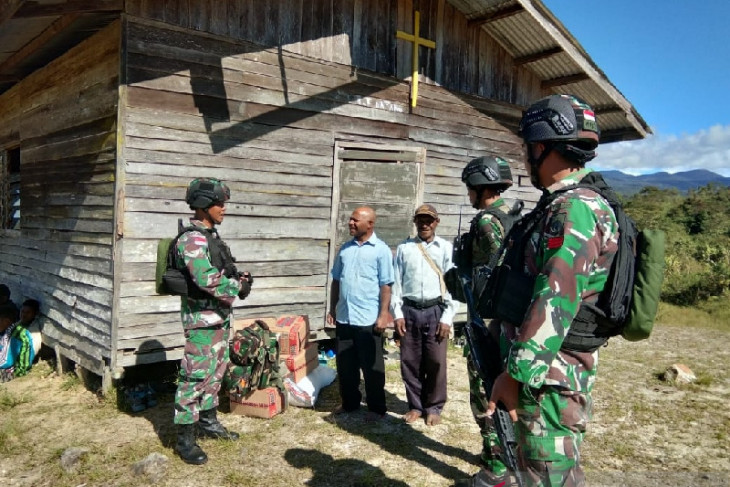 TNI beri bantuan sembako tokoh agama di perbatasan