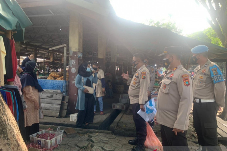 Kepolisian Bangka Barat awasi prokes COVID-19 pengunjung Pasar Mentok jelang Idul Adha