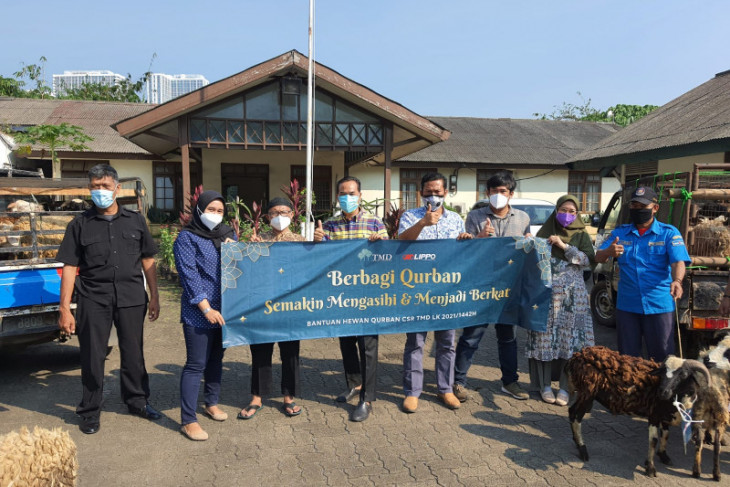 Lippo karawaci serahkan bantuan hewan kurban ke warga sekitar
