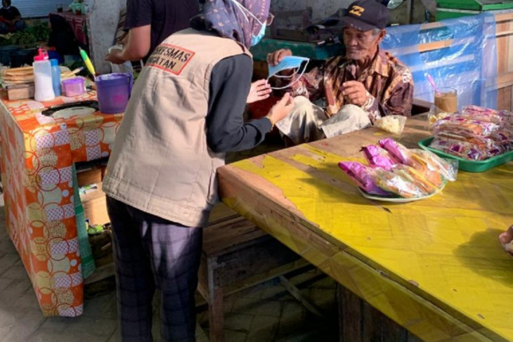 Dinkes Tanah Bumbu Bagikan masker gratis kepada masyarakat Simpang Empat
