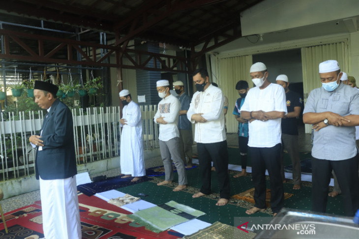 Wali Kota Shalat Ied di rumah dinas cegah penyebaran COVID-19