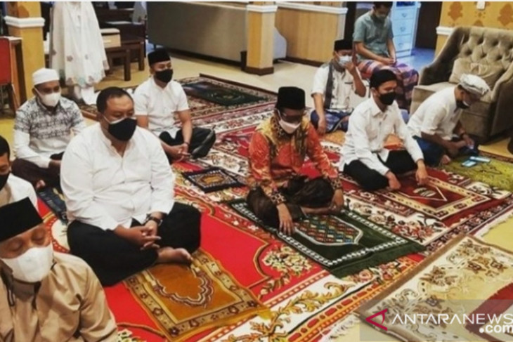 Mahfud MD tunda sungkeman pada Ibunya pada Hari Raya Idul Adha