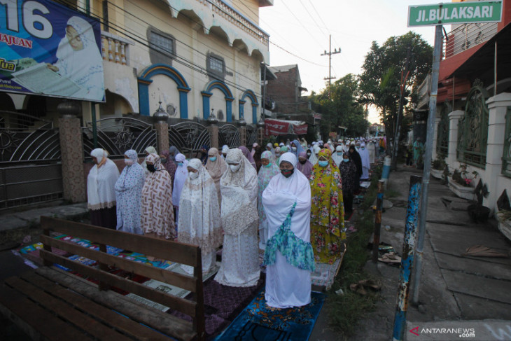 Shalat Idul Adha di Ruas Jalan Surabaya