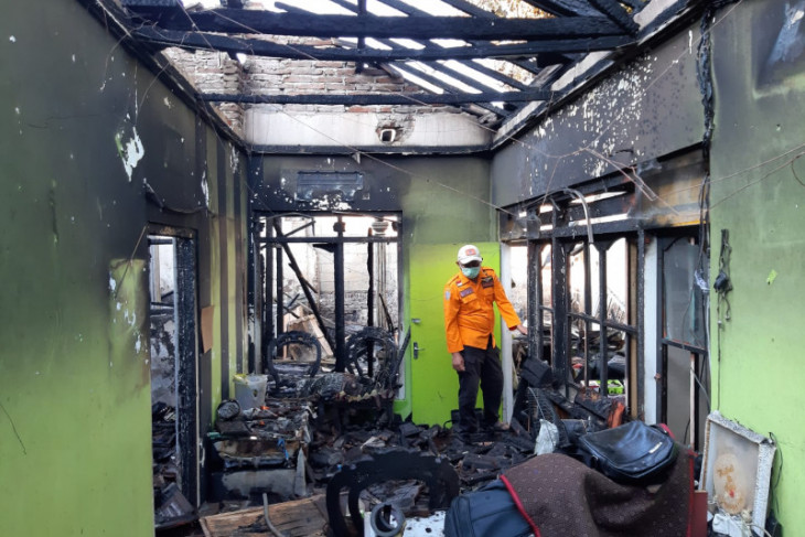 Satu unit rumah warga di Situbondo ludes terbakar