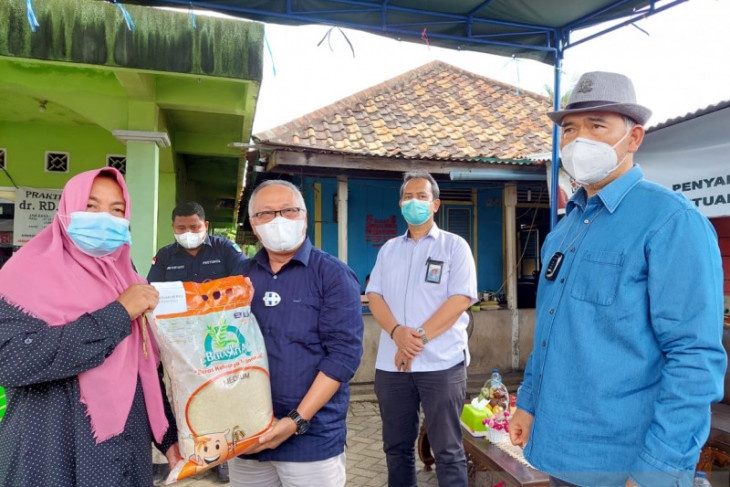 Bulog Jambi dan Wali Kota distribusikan beras bantuan PPKM