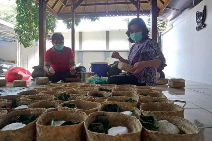 PKK Kota Kediri manfaatkan besek untuk kirim makanan ke warga isoman