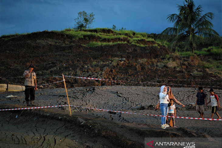 Warga ramai datangi Lokasi Tanah Bergerak Di Kabupaten Tapin