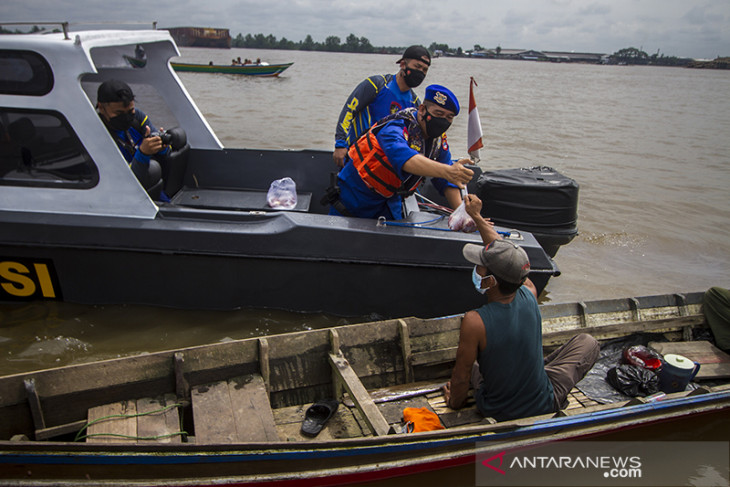 Pembagian Daging Kurban Di Alur Sungai Barito