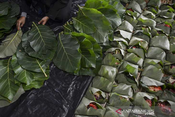 Bungkus daging kurban dengan daun jati 