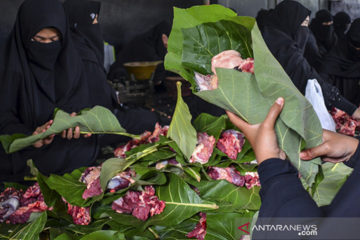 Bungkus daging kurban dengan daun jati 