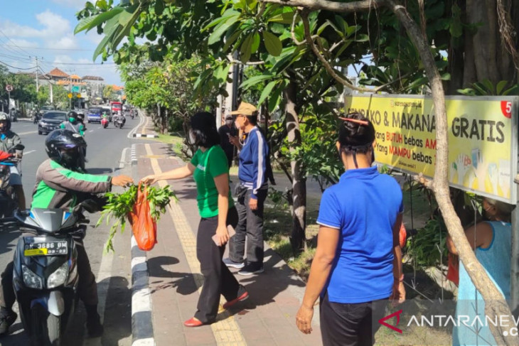 Pemkot Denpasar bagikan pangan gratis ke masyarakat saat PPKM
