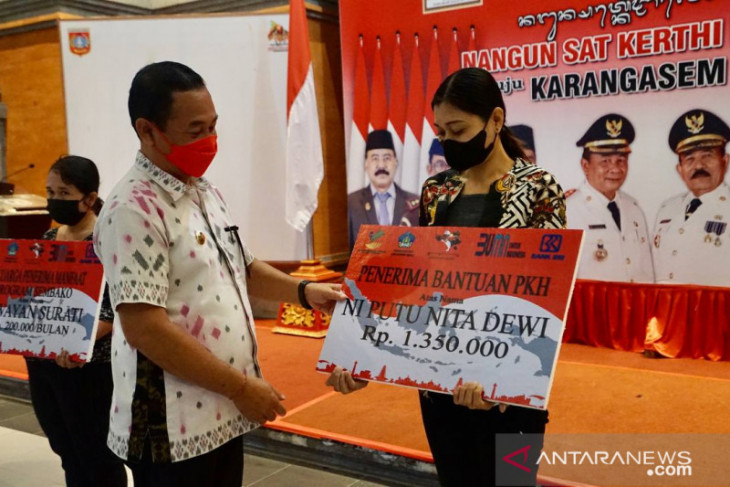 Bupati Karangasem serahkan 51.427 bantuan kepada masyarakat