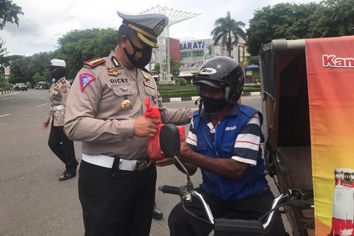 Dirlantas Polda Aceh bagi daging kurban kepada abang becak