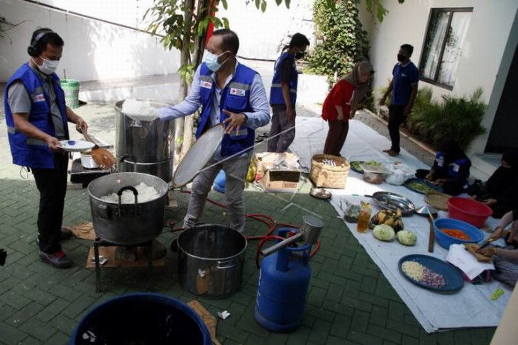 Bantuan makanan untuk warga yang menjalani isolasi mandiri