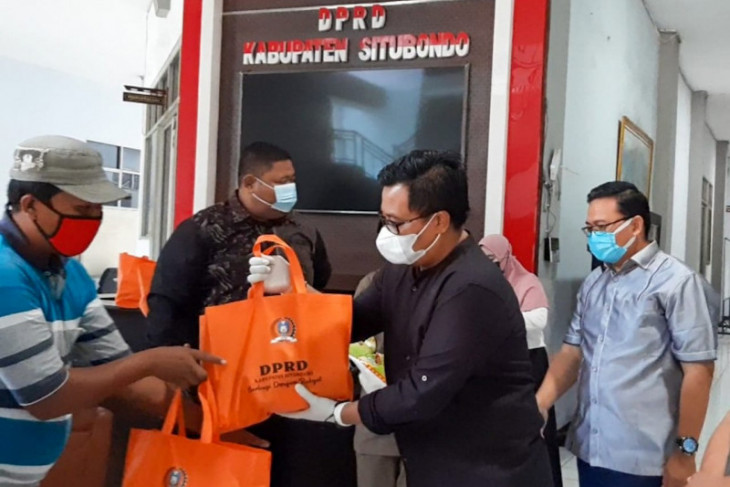 Anggota DPRD Situbondo patungan bagikan sembako untuk PKL terdampak PPKM