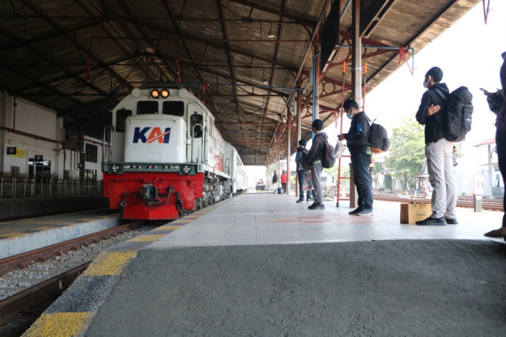Train passenger traffic down 90 percent amid PPKM: KAI
