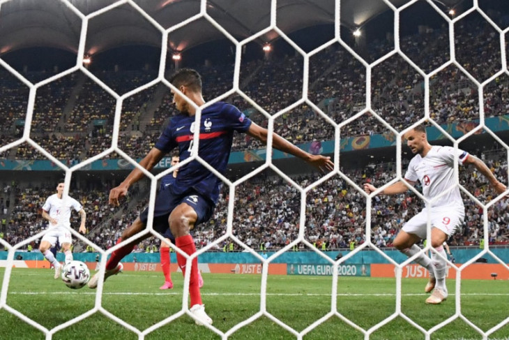 Manchester United di ambang selesaikan transfer Raphael Varane