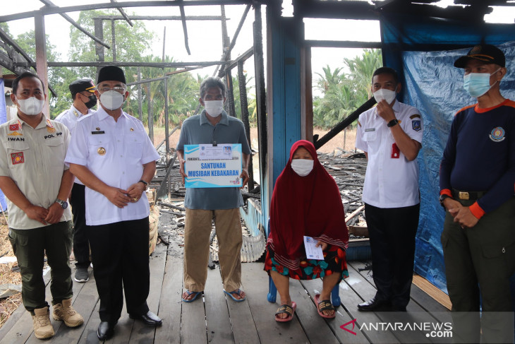 Serahkan bantuan korban kebakaran, Bupati HSS ungkapkan rasa duka mendalam