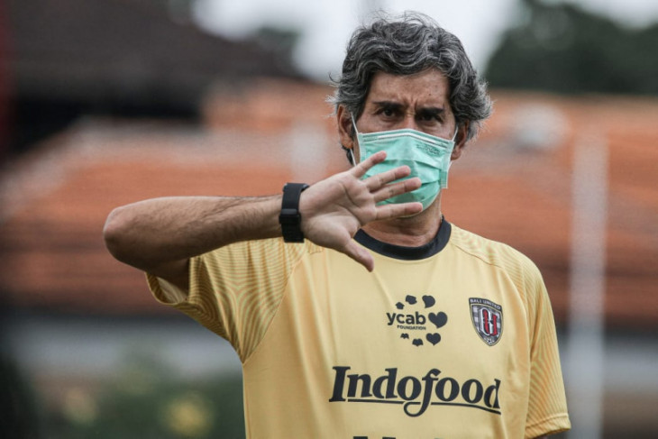 Pelatih Teco minta anak asuhnya sabar menanti Liga 1